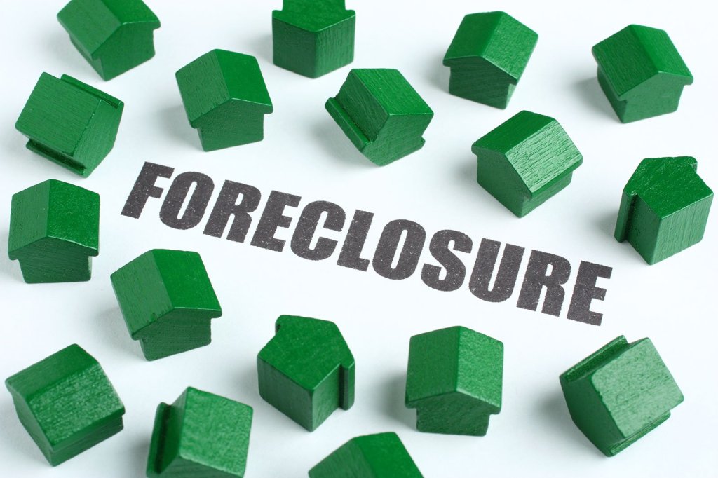 What to Know About Mortgage Default and&nbsp;Foreclosure